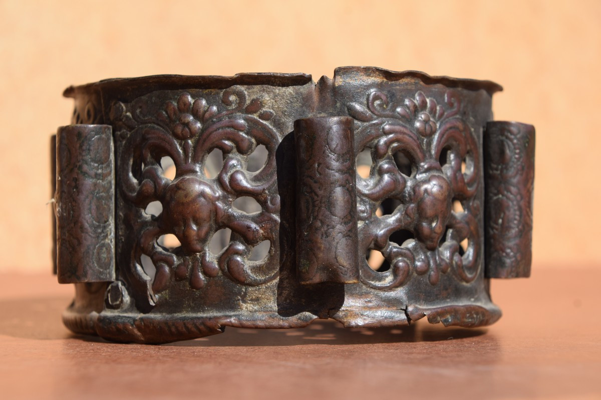 Northern Italy, Late 16th Century. Large Decorative Openwork Ring In Embossed Brass.-photo-2