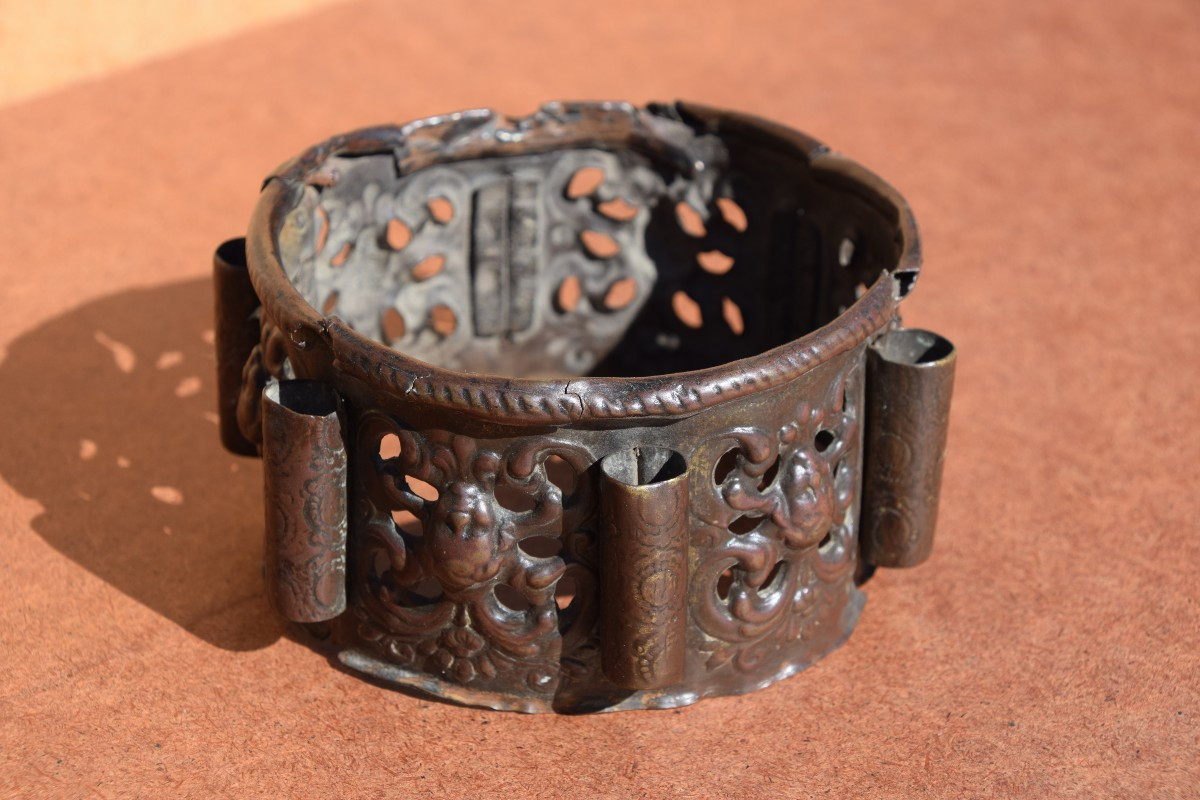 Northern Italy, Late 16th Century. Large Decorative Openwork Ring In Embossed Brass.-photo-4