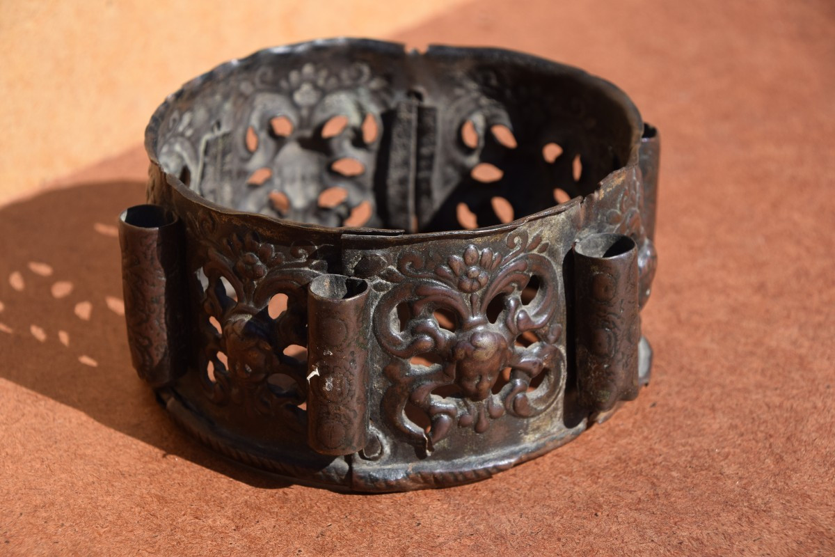 Northern Italy, Late 16th Century. Large Decorative Openwork Ring In Embossed Brass.