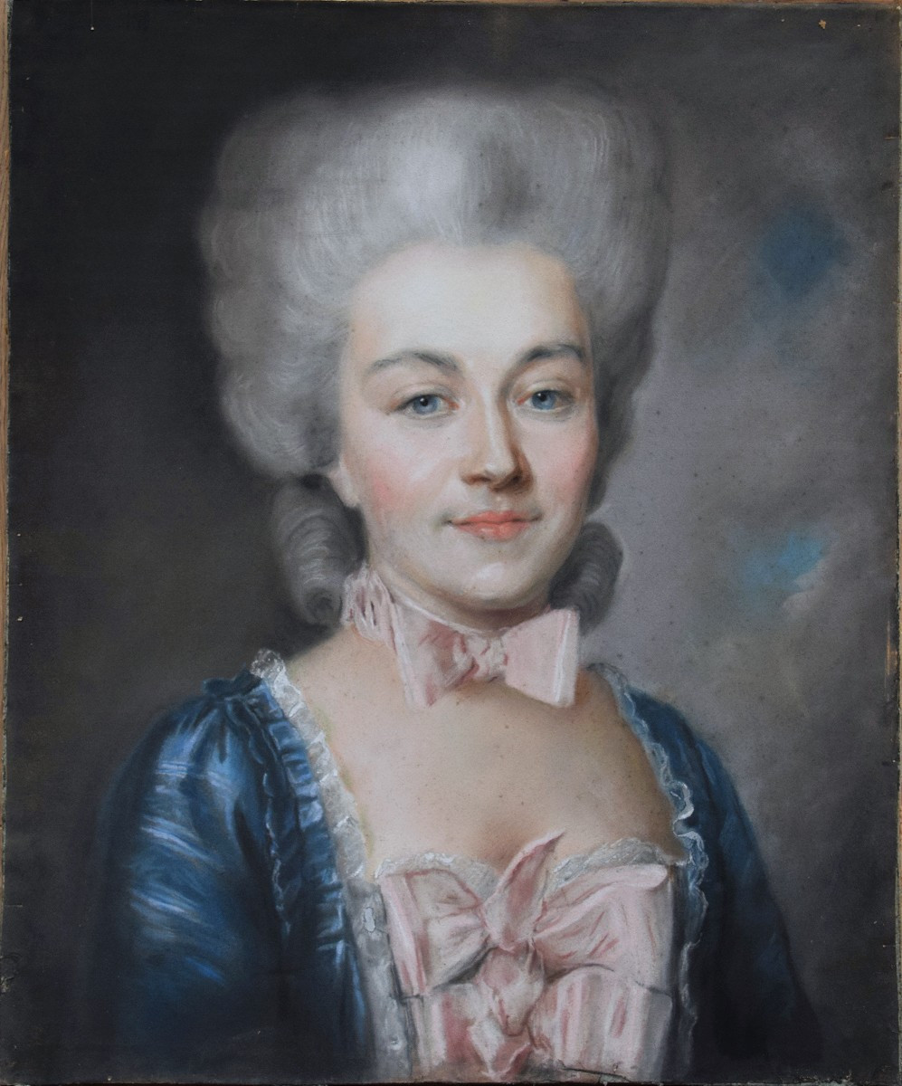 Ecole française du XIXè. Portrait de femme au noeud rose.