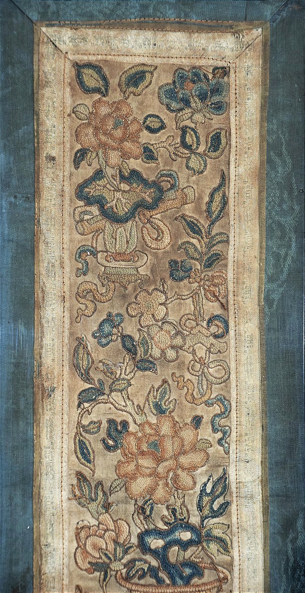 Broderie chinoise sur soie, avec des fils d'or, XVIIIè.