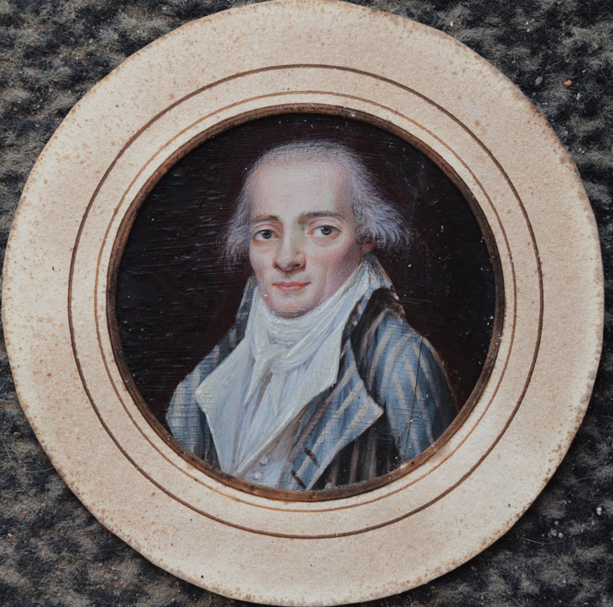 Gouache On Ivory. Portrait Of A Man In A Striped Suit. Diameter: 5 Cm.-photo-2