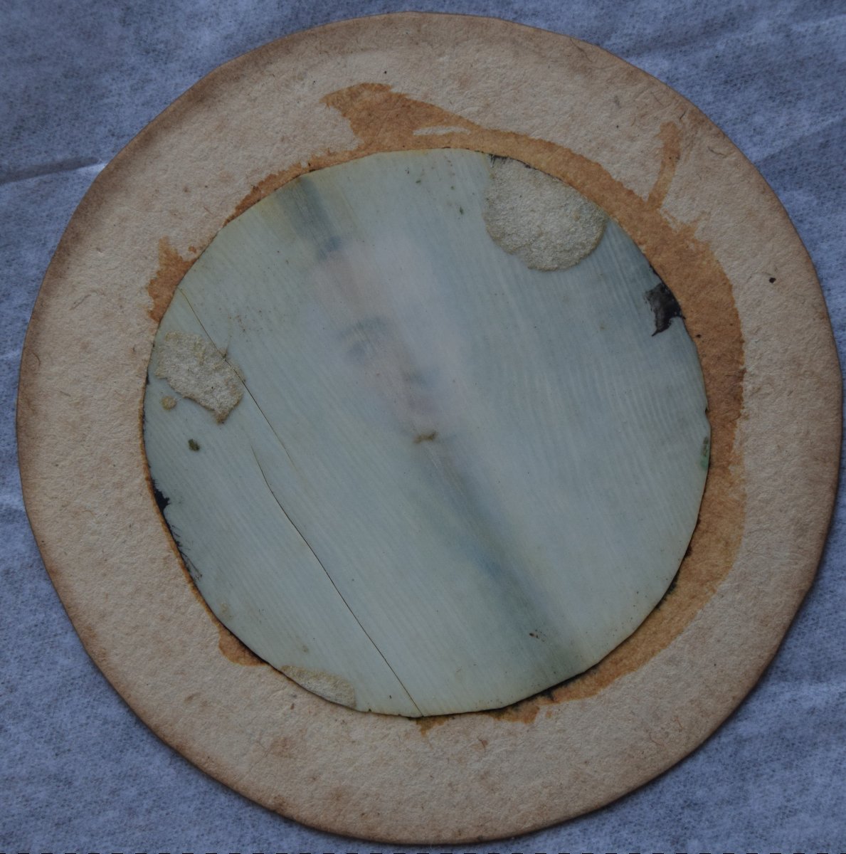 Gouache On Ivory. Portrait Of A Man In A Striped Suit. Diameter: 5 Cm.-photo-4