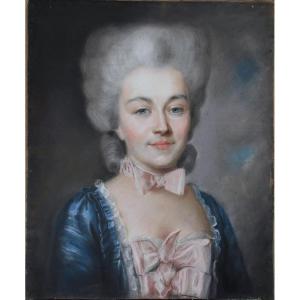 Ecole française du XIXè. Portrait de femme au noeud rose.