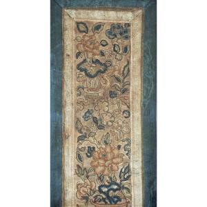 Broderie chinoise sur soie, avec des fils d'or, XVIIIè.