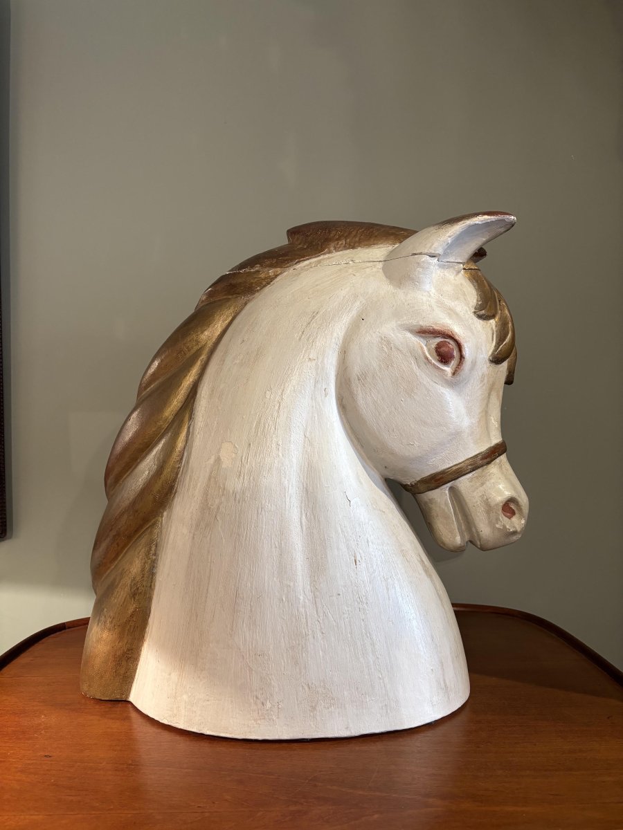 Tete de cheval en plâtre peint.