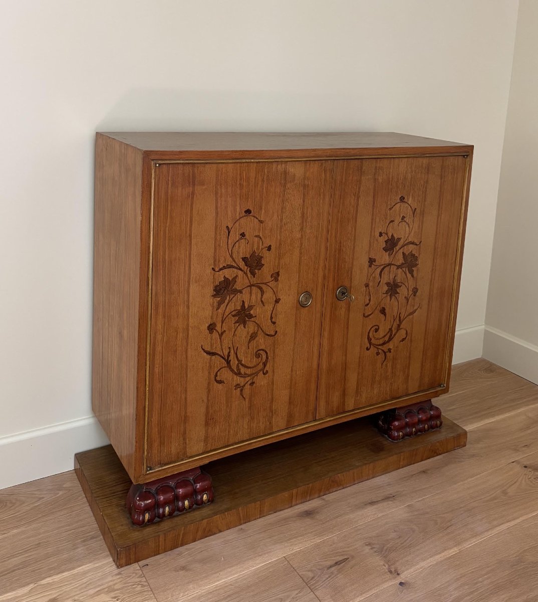 Buffet marqueté sur pattes de Lion, travail franças circa 1940