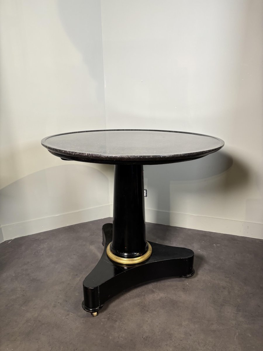 Guéridon Directoire, travail français marbre noir belge. début XIXe