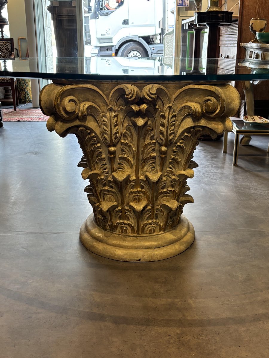 Corinthian-style Center Table With A Glass Top -photo-1