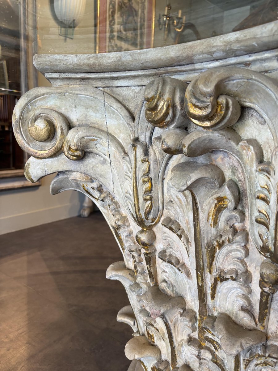 Corinthian-style Center Table With A Glass Top -photo-7