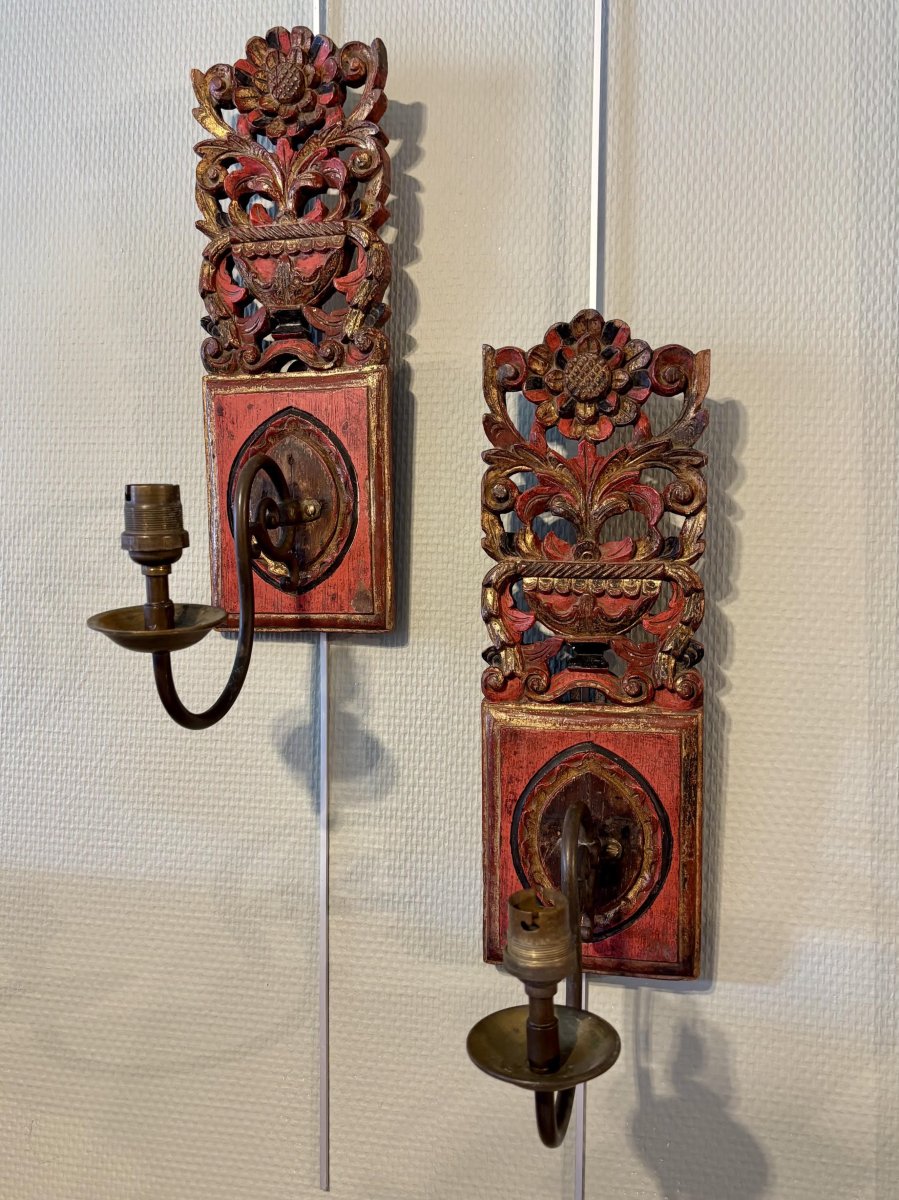 Paire d'appliques en bois sculpté peint et doré
