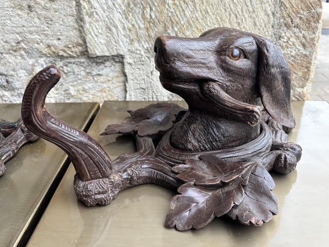Paire de patères " Le chien et le loup"  en bois sculpté forêt noire, XIXe siècle -photo-3