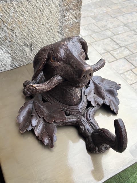 Paire de patères " Le chien et le loup"  en bois sculpté forêt noire, XIXe siècle -photo-2