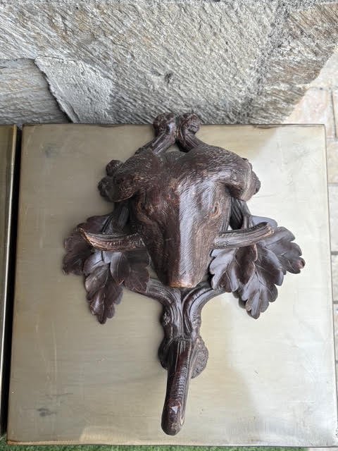 Paire de patères " Le chien et le loup"  en bois sculpté forêt noire, XIXe siècle -photo-5