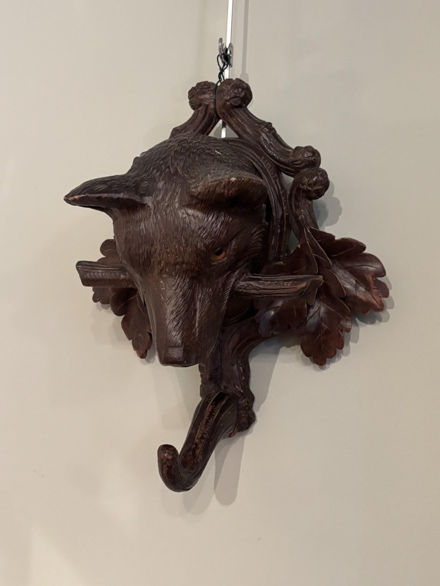 Paire de patères " Le chien et le loup"  en bois sculpté forêt noire, XIXe siècle 