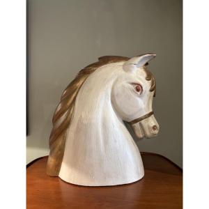 Tete de cheval en plâtre peint.