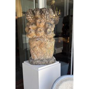 Paire de corbeilles de fruits, hauts de pilier en pierre du XVIIIE siècle.