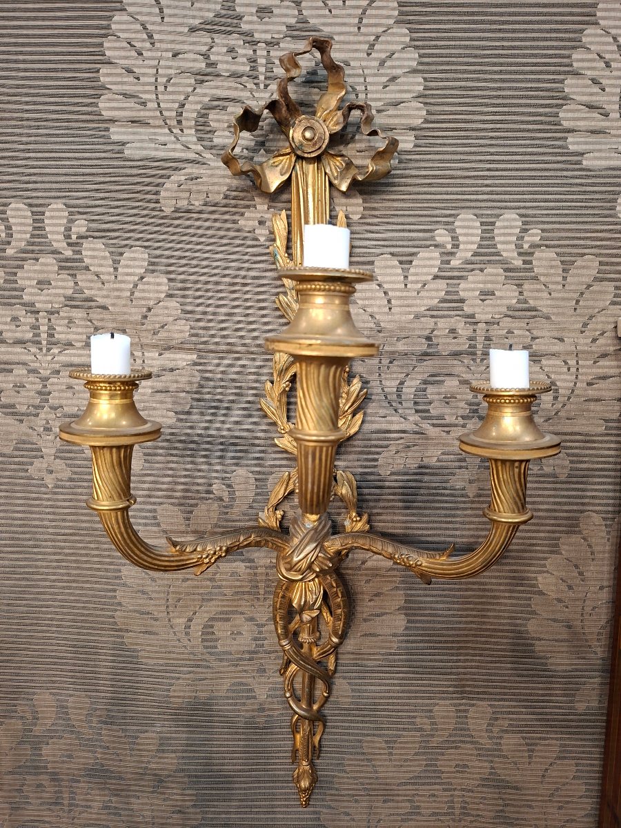 PAIRE d’appliques en bronze doré Louis XVI  67 cms
