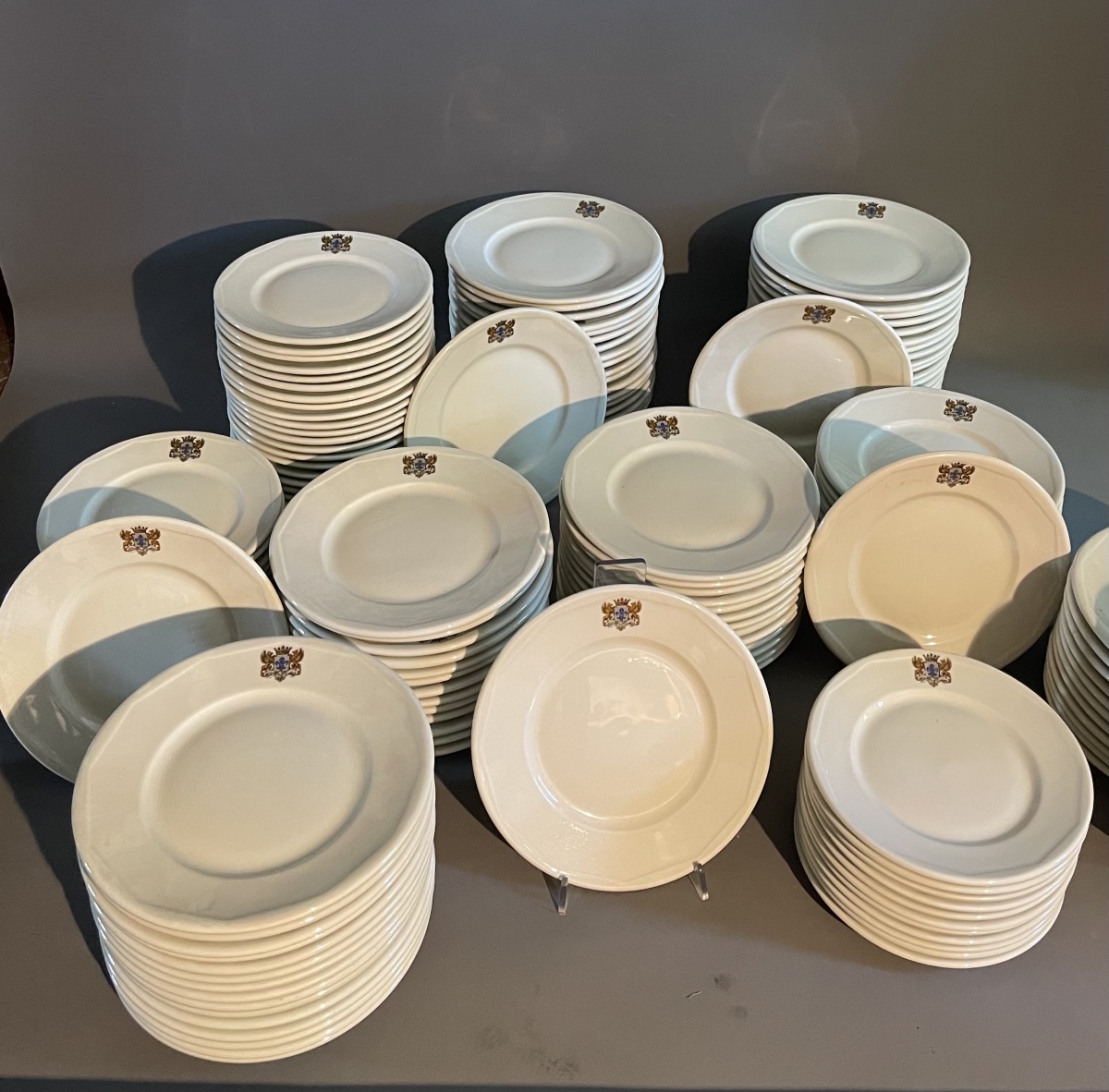 152 assiettes armoriées Porcelaine du Château de Meursault