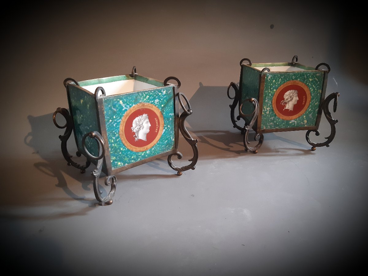 Paire de jardinières en porcelaine