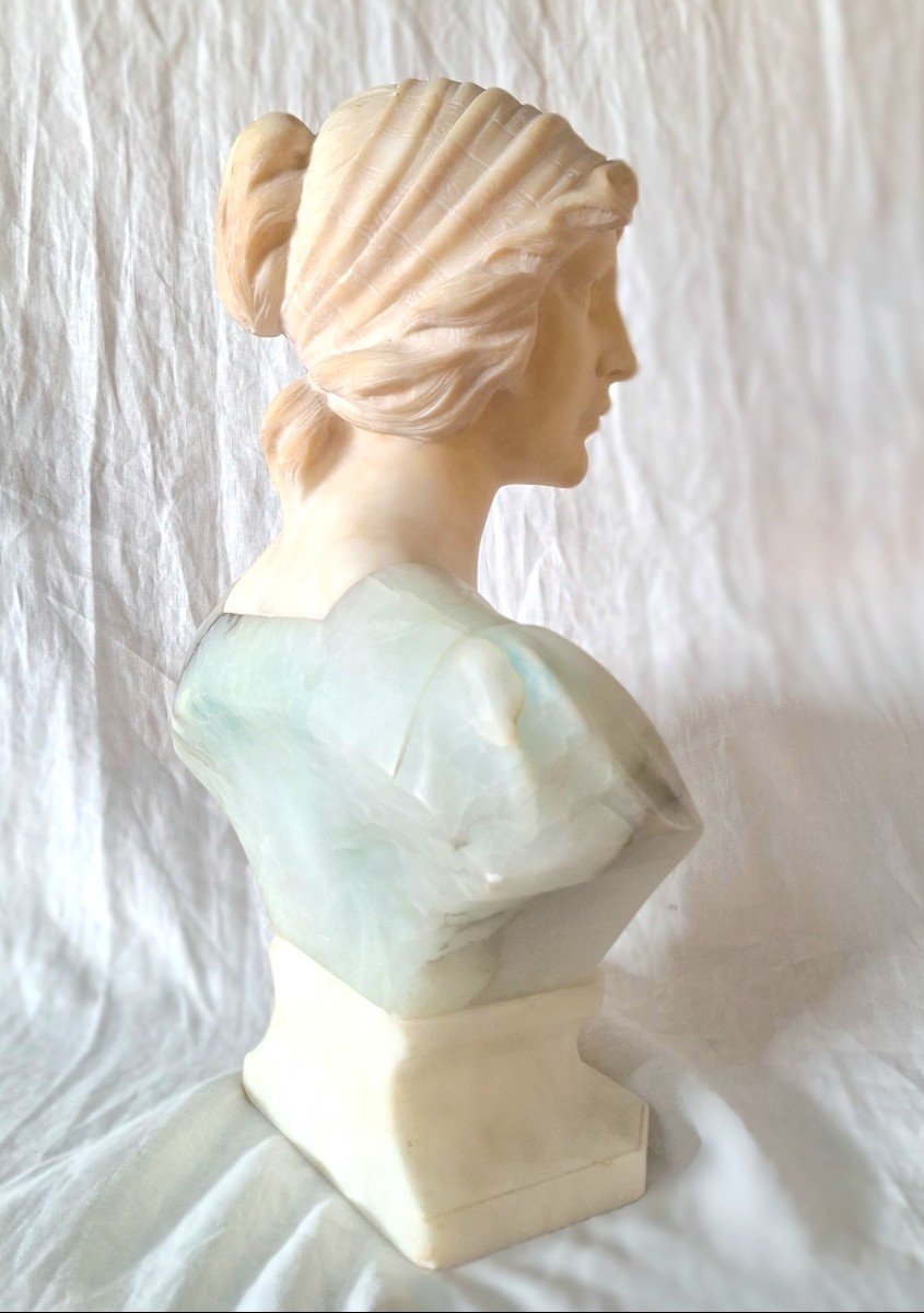Buste De Jeune Femme Au Corsage Bleu-photo-3