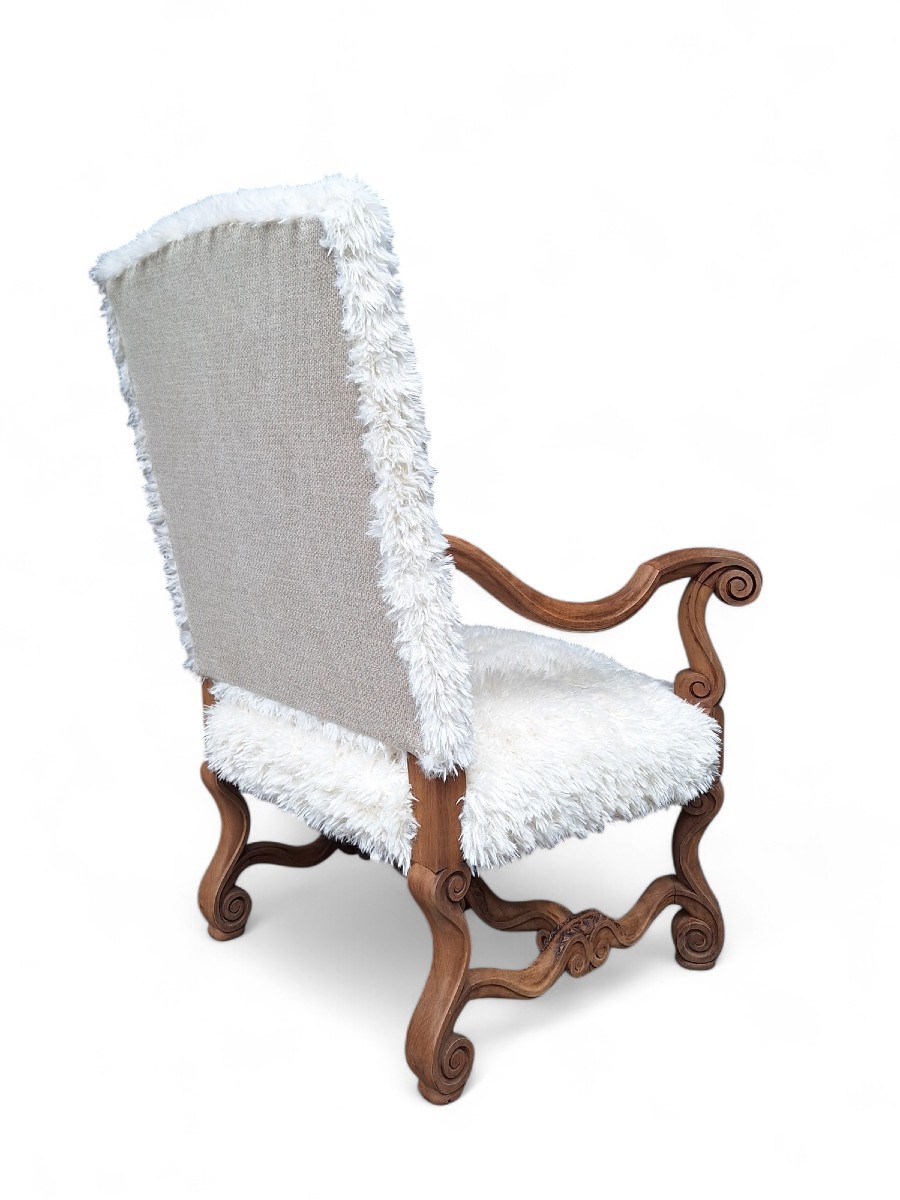 Fauteuil de style Louis XIV tapissé de fausse fourrure -photo-2