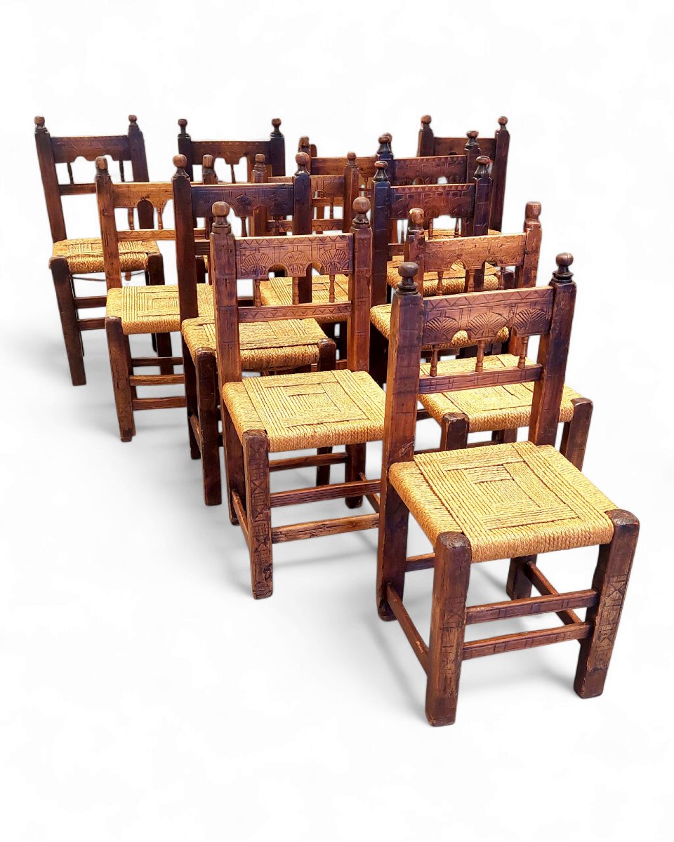 Rare suite de 12 chaises en pin cembro et noyer à décor à l'éventail, assise cordée-photo-3