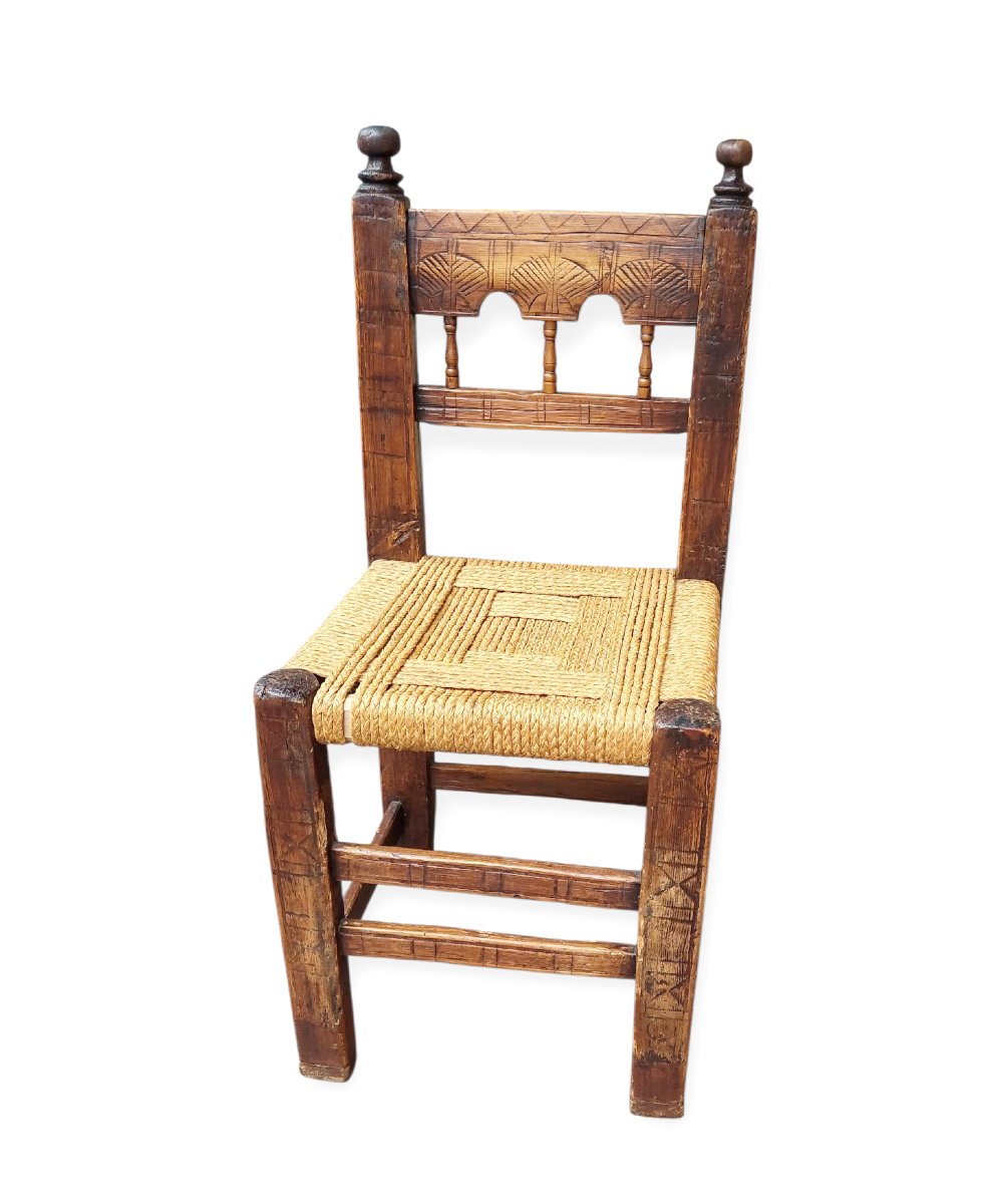 Rare suite de 12 chaises en pin cembro et noyer à décor à l'éventail, assise cordée-photo-4