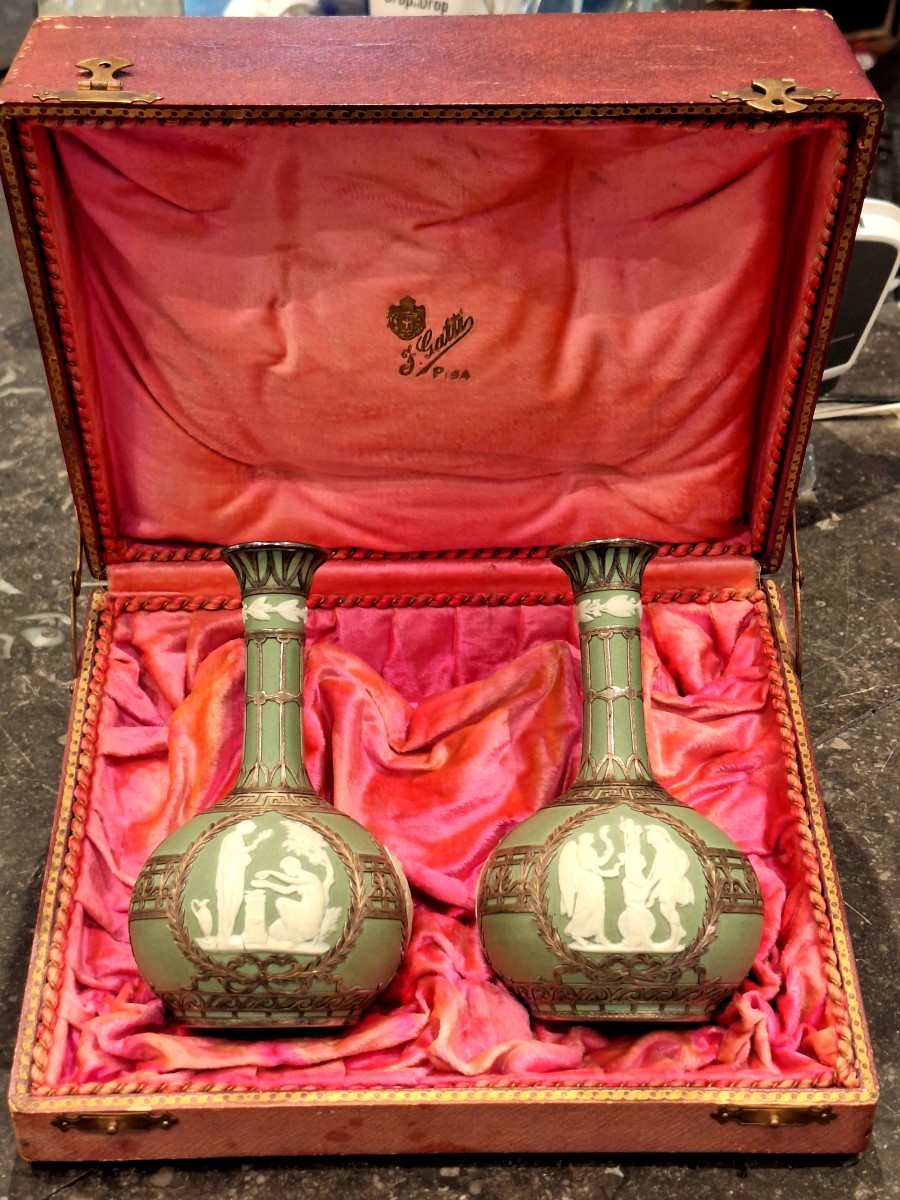 Paire de vases Wesgwood céladons cerclés d'argent