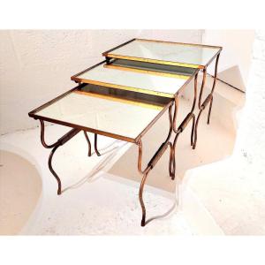 Suite de 3 tables basses gigognes en fer forgé doré à la feuille, pieds sabots. France 1940s
