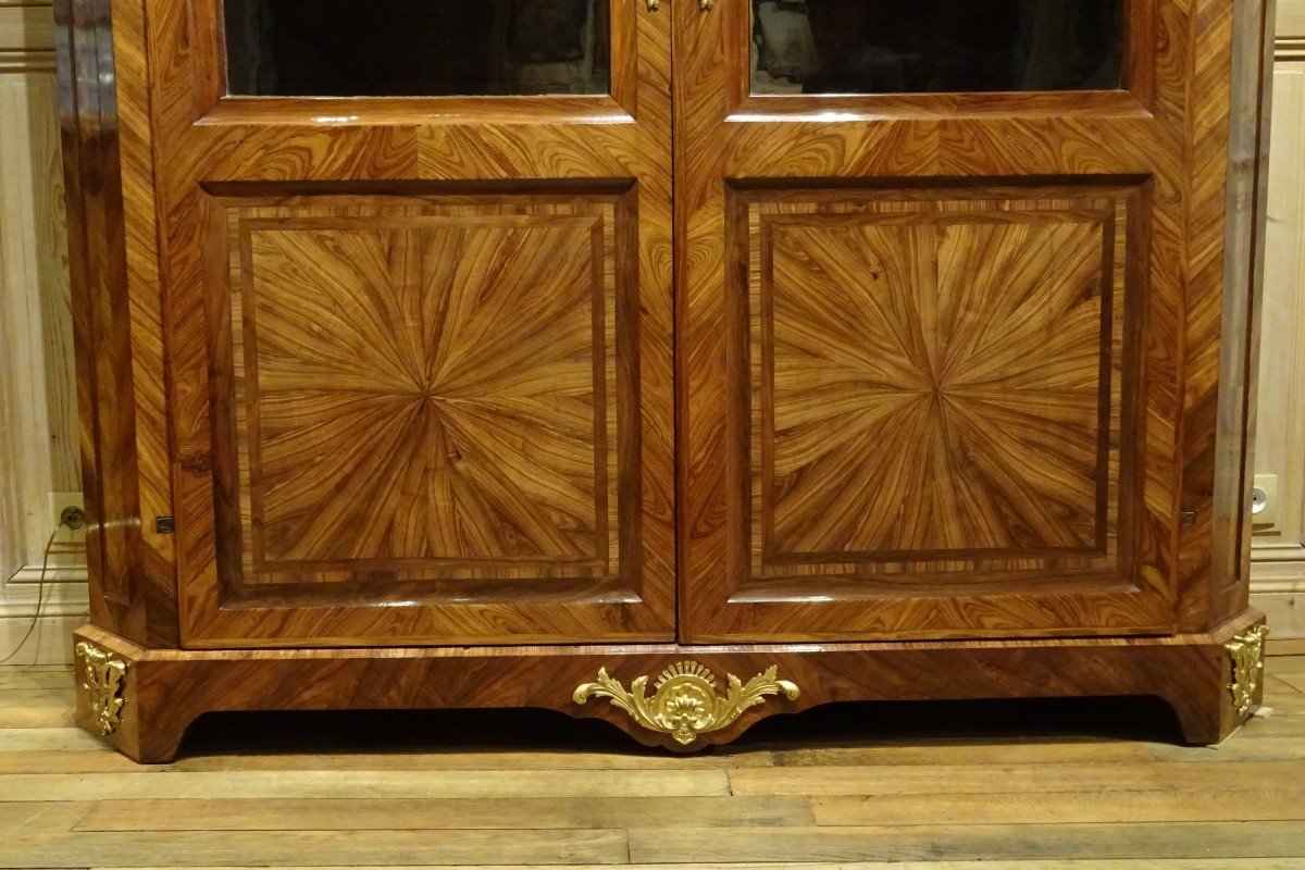 Bibliothèque en bois de violette d'époque Régence  ( Strasbourg )-photo-4