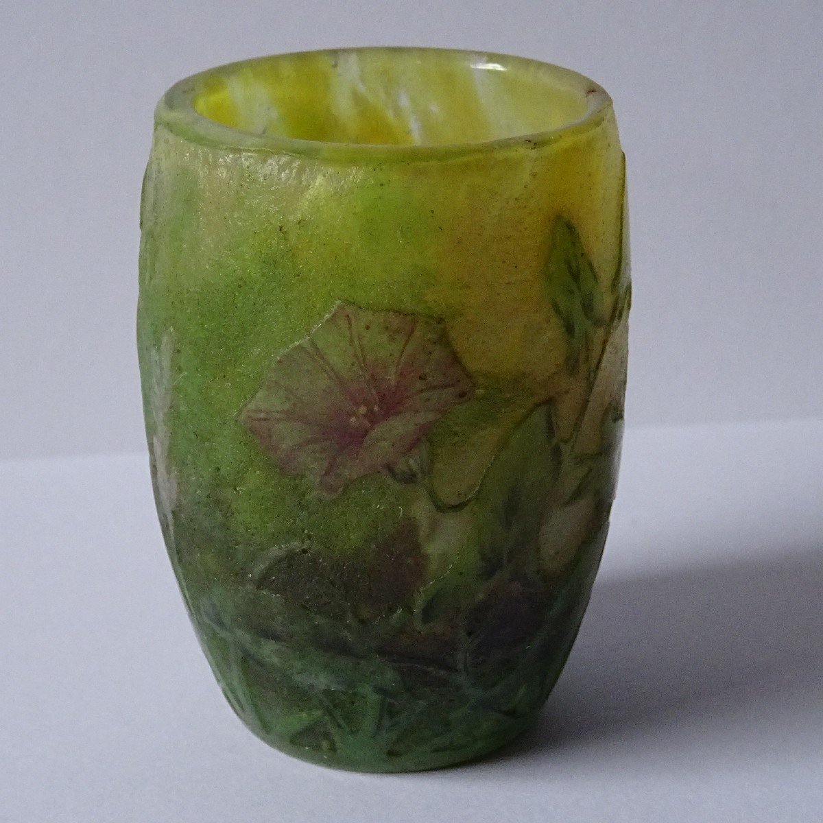 Daum Nancy, petit gobelet en verre multicouche, émaillé et signé-photo-3