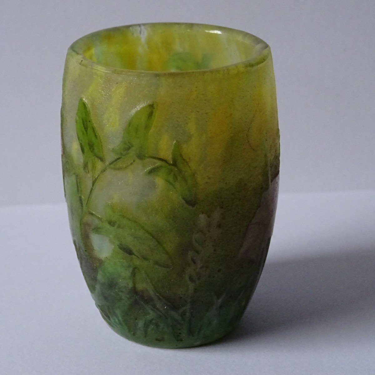 Daum Nancy, petit gobelet en verre multicouche, émaillé et signé-photo-4