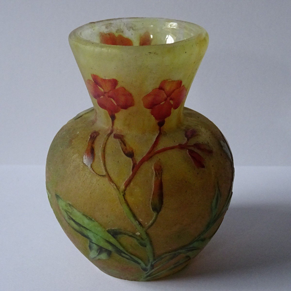 Daum Nancy,  petit vase en verre multicouche dégagé à l'acide, émaillé et signé