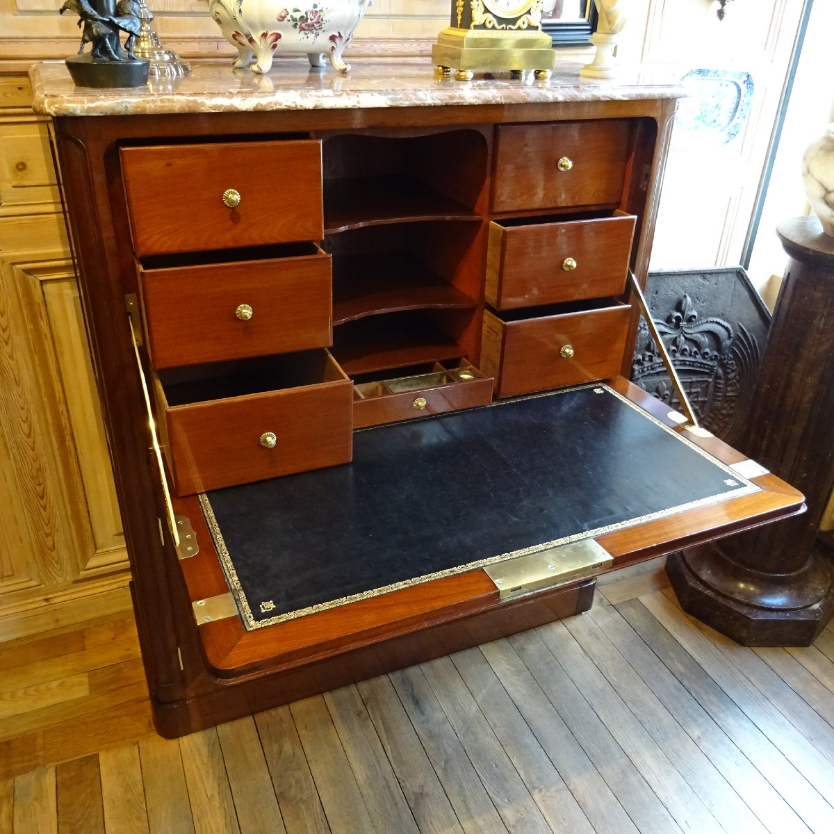 Secrétaire à hauteur d'appui en acajou massif d'époque L XV estampillé D. Genty-photo-1