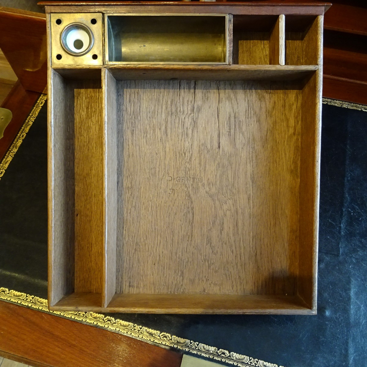 Secrétaire à hauteur d'appui en acajou massif d'époque L XV estampillé D. Genty-photo-6