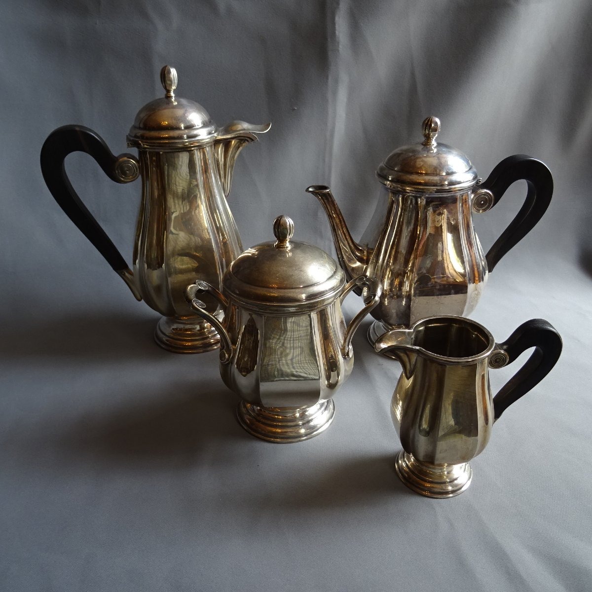 Service à thé et à café à pans en argent massif de style Louis XV