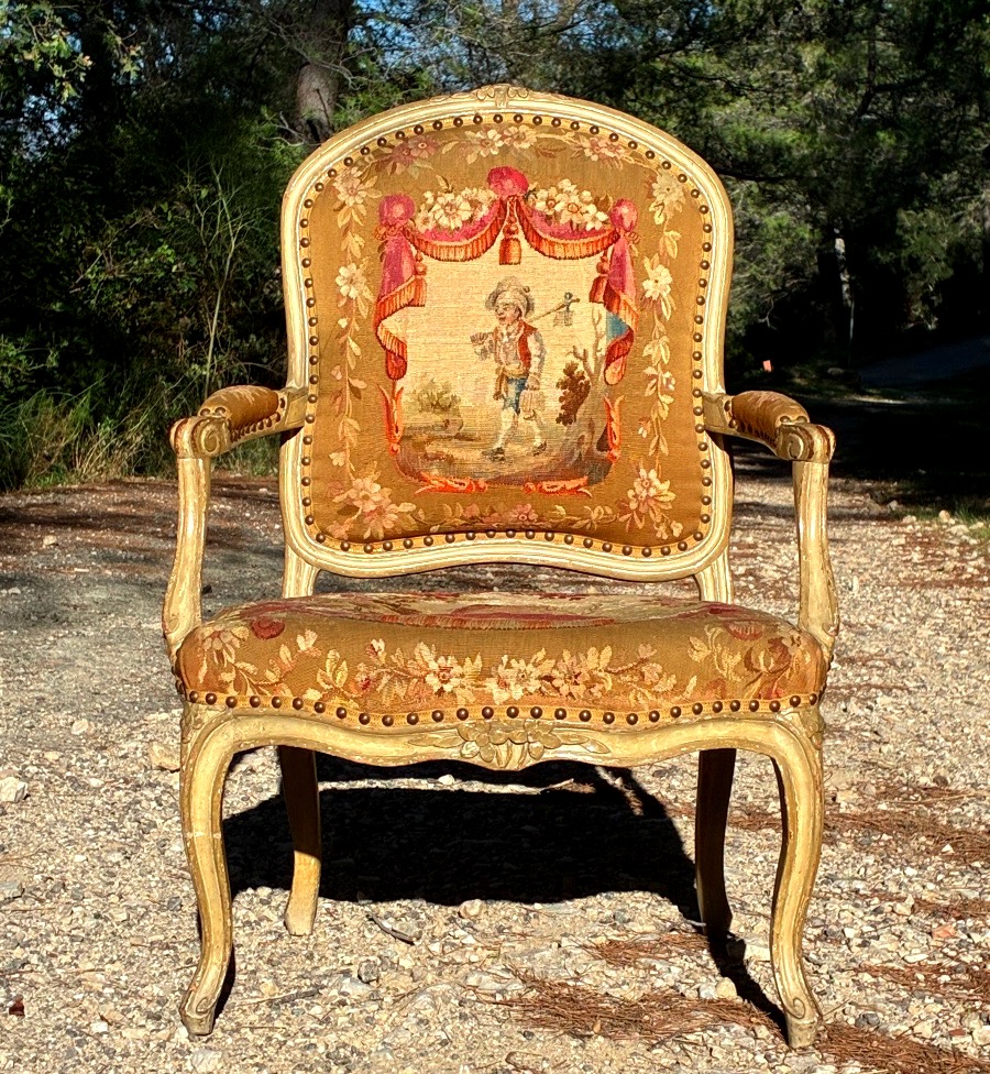 Beau fauteuil à dossier plat « à la reine » d’époque Louis XV , tapisserie XIXe