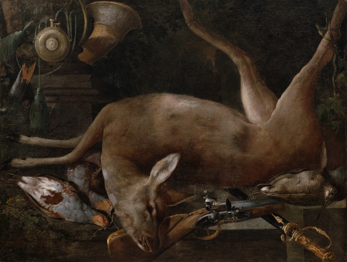 Trophée de chasse avec un cerf et du gibier, orné des accessoires de la chasse-photo-2