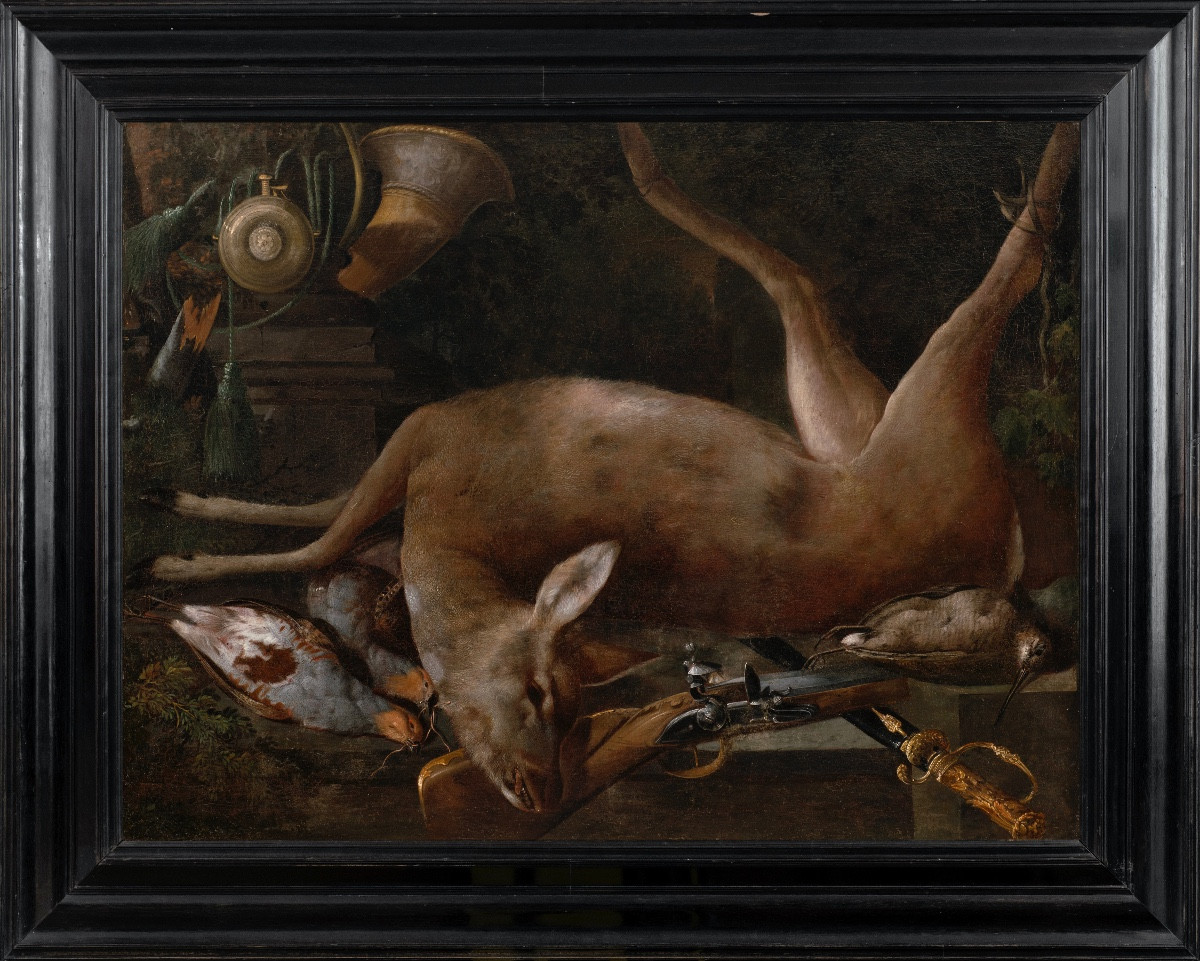 Trophée de chasse avec un cerf et du gibier, orné des accessoires de la chasse