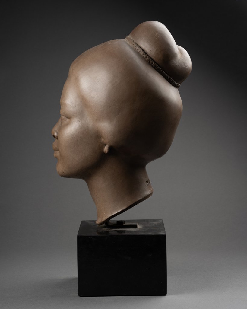 Hugues BACQUET - Buste de femme Asie du Sud-Est en terre cuite patinée-photo-4