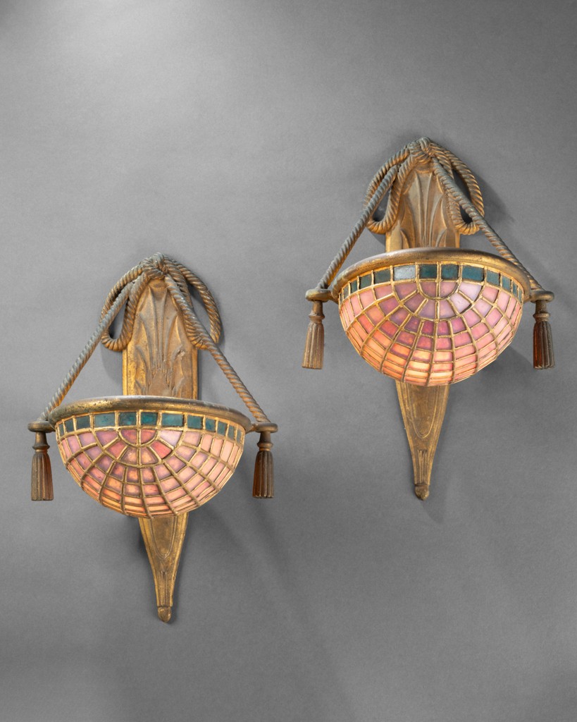 Paire de lampes murales de bar en bronze et verre coloré Période Art Nouveau