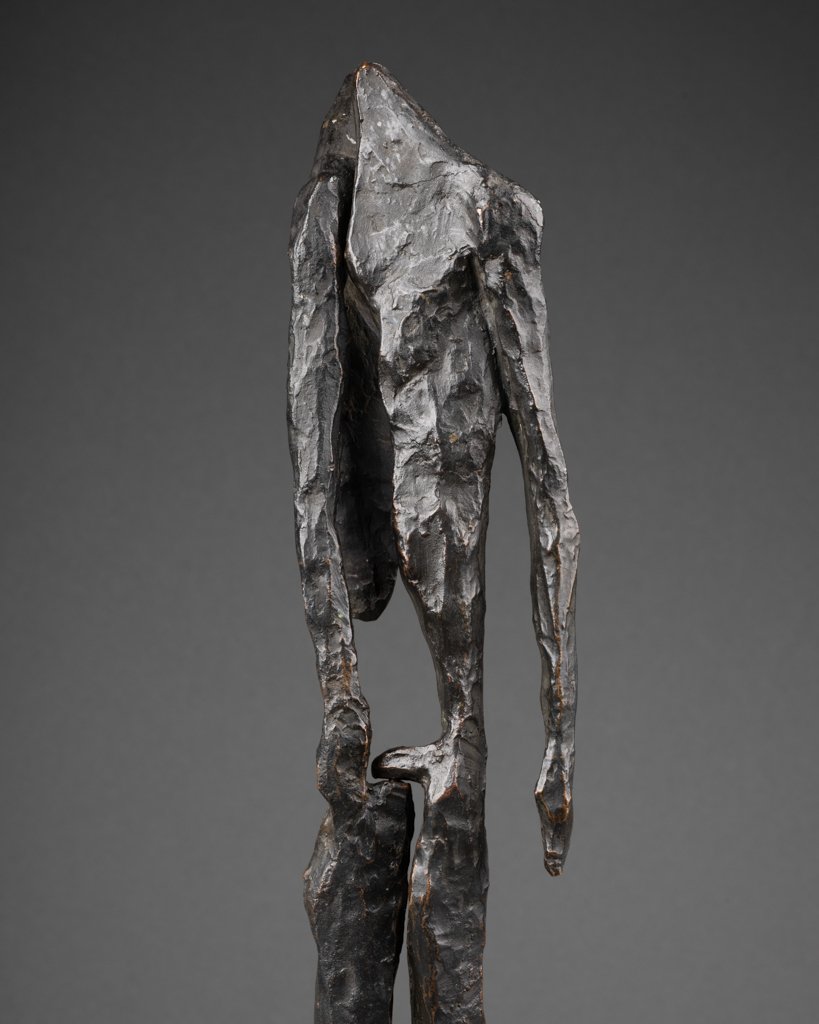 Figure abstraite : Sculpture en bronze à patine brun-noir anthracite, composée de deux parties -photo-1