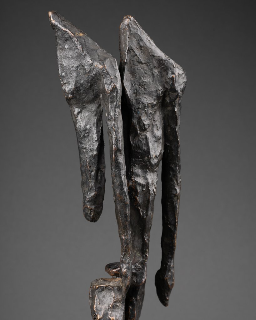 Figure abstraite : Sculpture en bronze à patine brun-noir anthracite, composée de deux parties -photo-7
