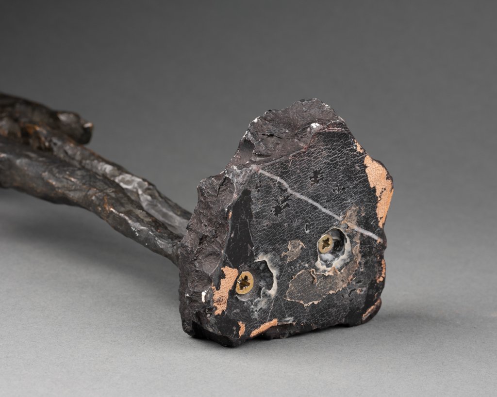 Figure abstraite : Sculpture en bronze à patine brun-noir anthracite, composée de deux parties -photo-8