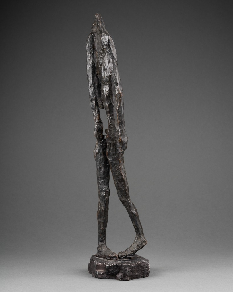 Figure abstraite : Sculpture en bronze à patine brun-noir anthracite, composée de deux parties 