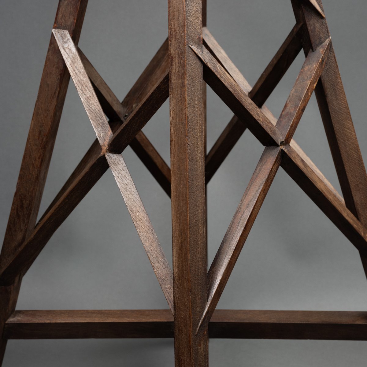 4-foot Wooden Sculpture Stand-photo-1