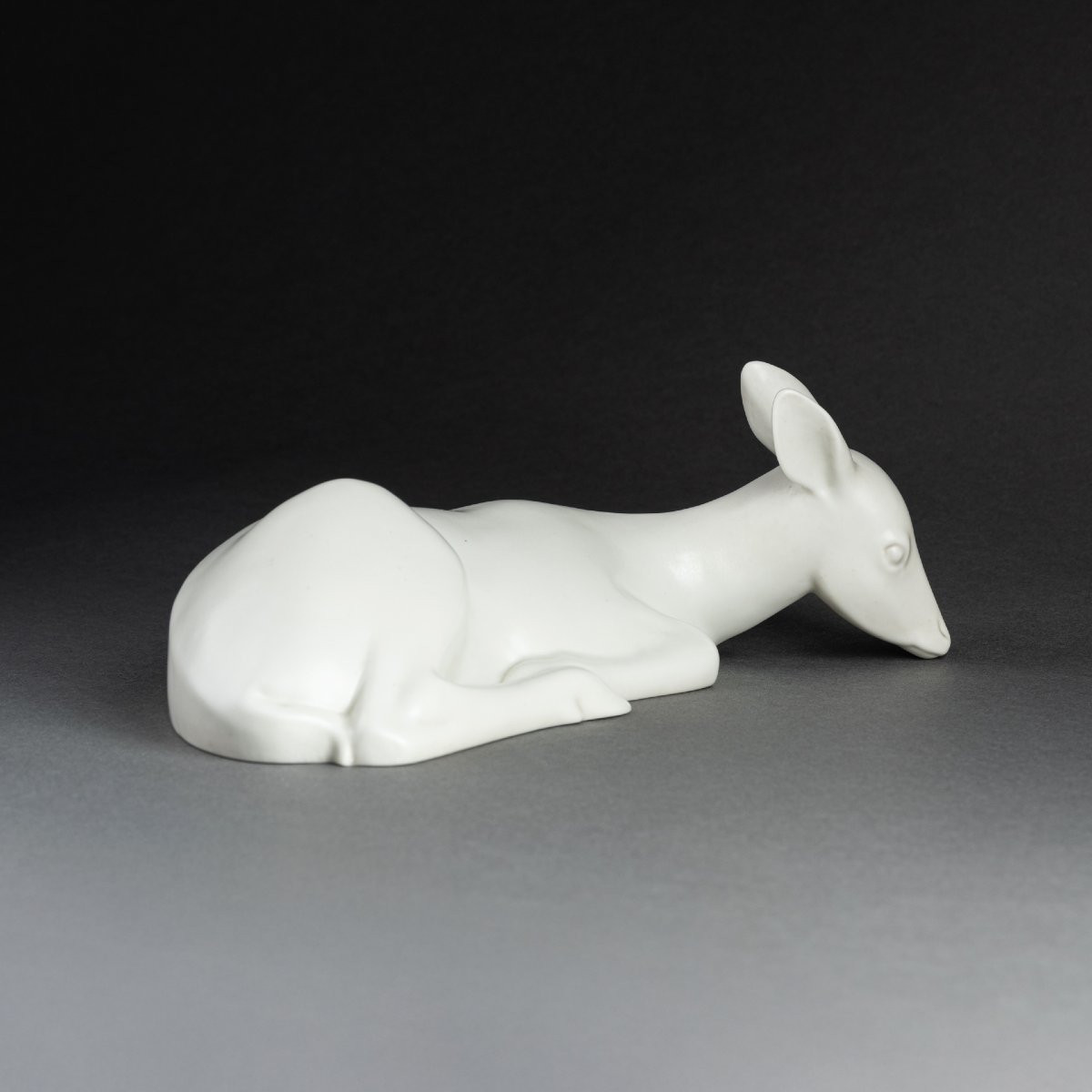 Armand Petersen: "reclining Doe", Matt White Porcelain C.1940-photo-4