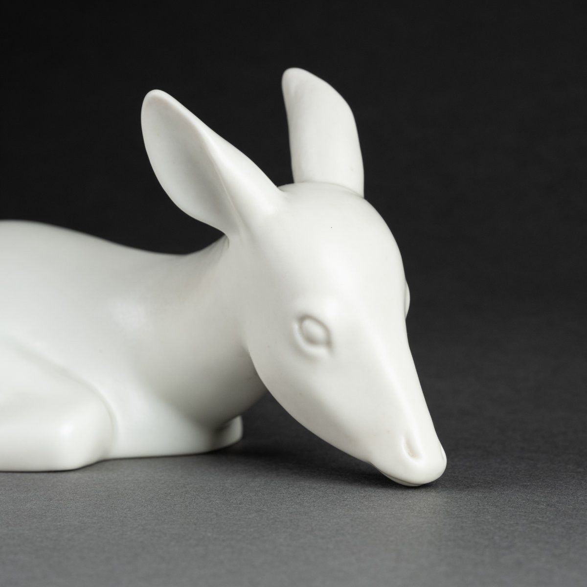 Armand Petersen: "reclining Doe", Matt White Porcelain C.1940-photo-1