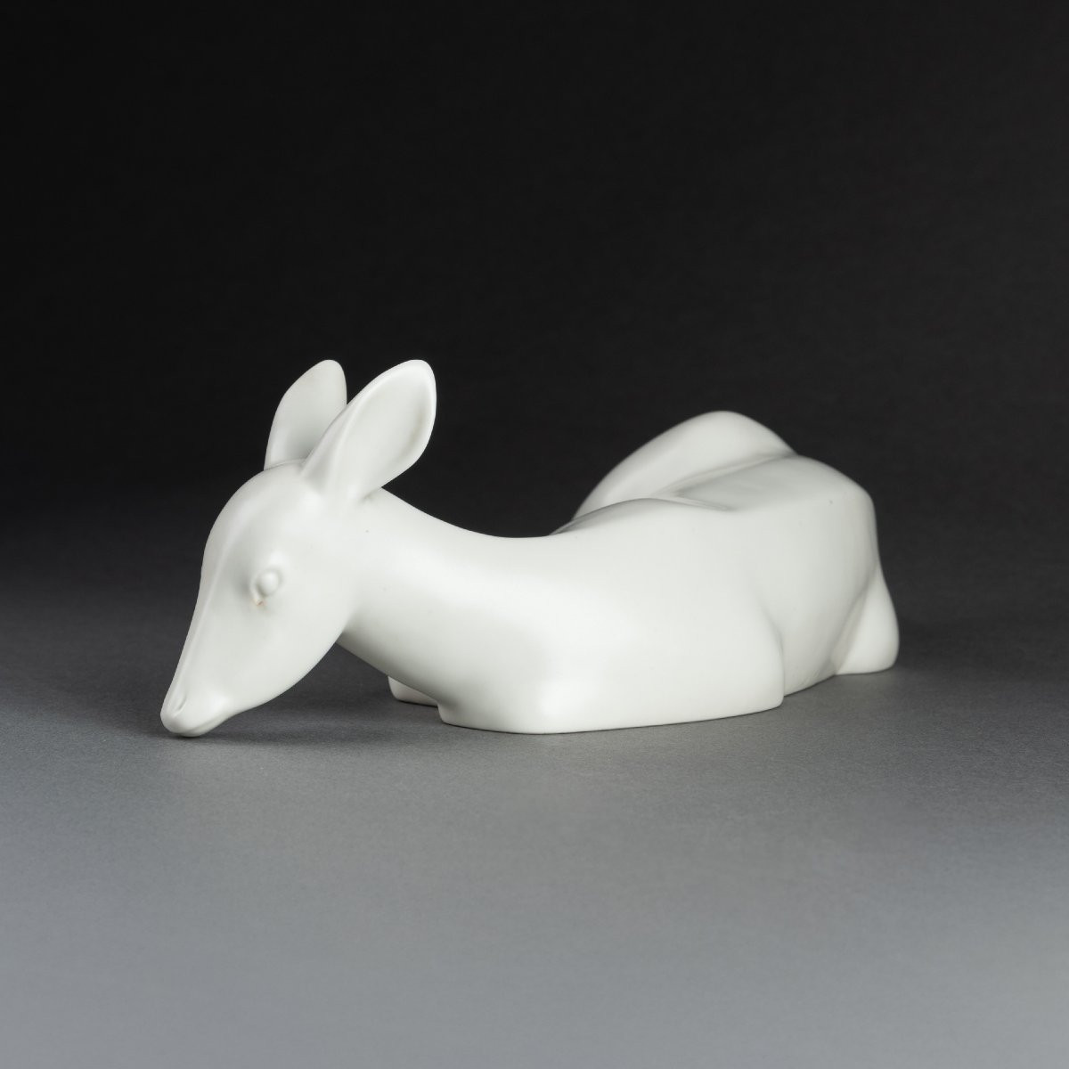 Armand Petersen: "reclining Doe", Matt White Porcelain C.1940-photo-3